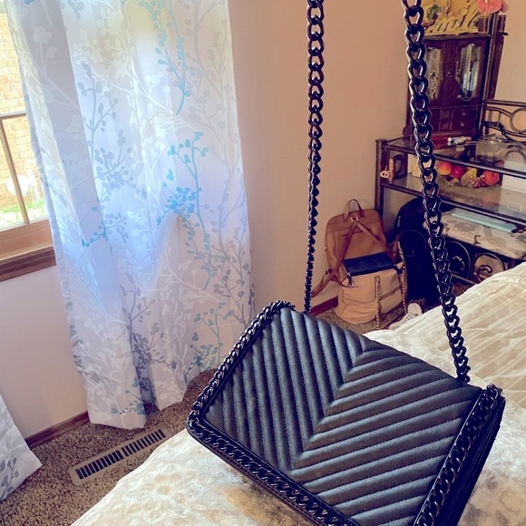 A̺͆l̺͆d̺͆o̺͆ 𝑐𝑟𝑜𝑠𝑠𝑏𝑜𝑑𝑦 𝑏𝑎𝑔 𝑤𝑖𝑡ℎ 𝑐ℎ𝑎𝑖𝑛 𝑠𝑡𝑟𝑎𝑝𝑠 - Picture 7 of 7